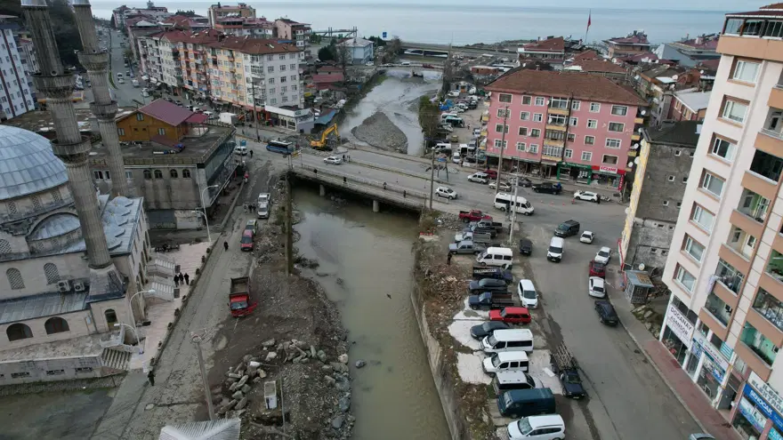 Çayeli'nde sele neden olan köprüler yıkılıyor 18 Çayeli'nde sele neden olan köprüler yıkılıyor 18