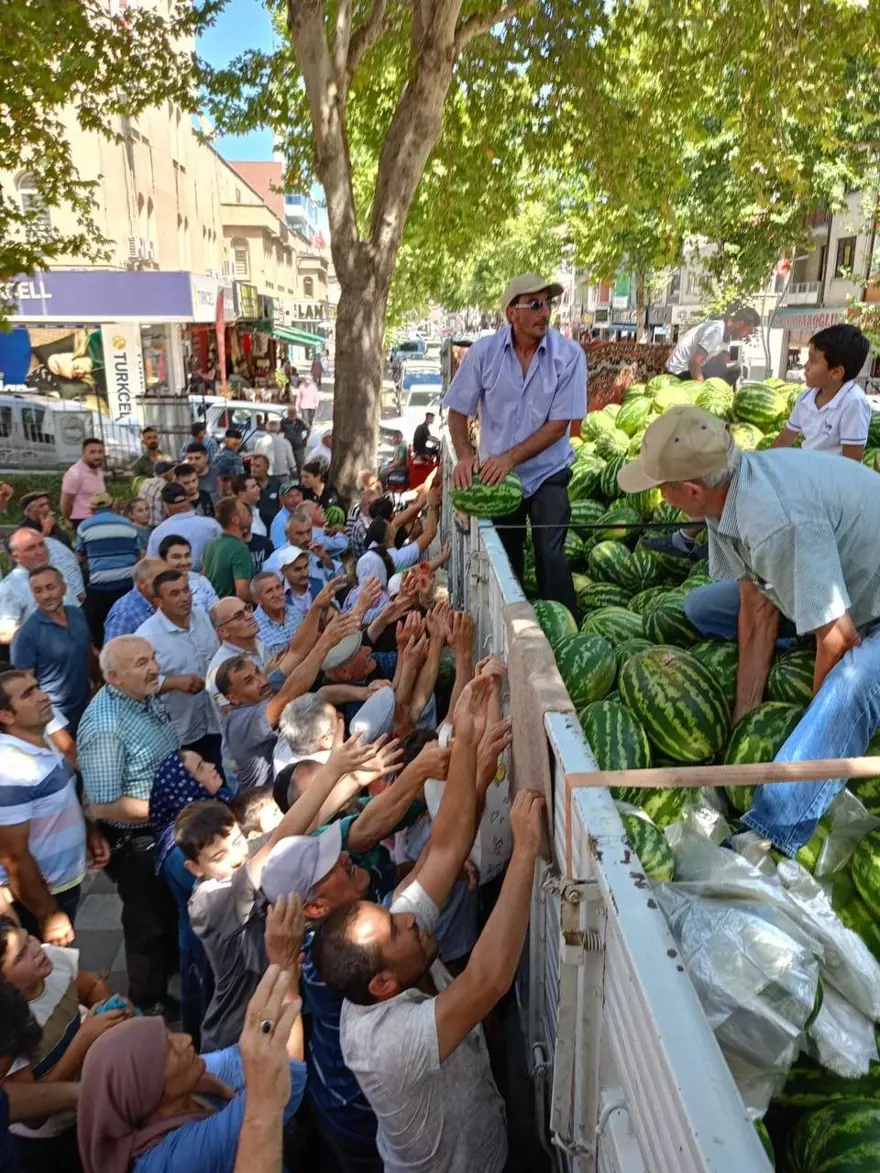 17 ton karpuzu bedava dağıttı! 45 dakikada bitti 4 17 ton karpuzu bedava dağıttı! 45 dakikada bitti 4