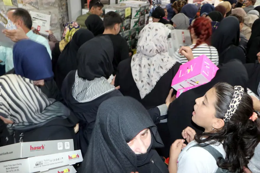 AVM'de yüzde 50 indirim izdihamı 3 AVM'de yüzde 50 indirim izdihamı 3