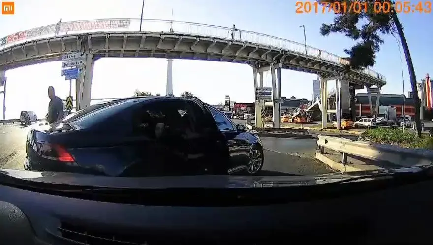 Sürücülerin sinyal kavgası: Aracı yumruklayıp, hakaret etti 2