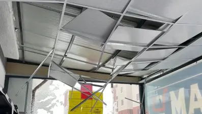 Bayburt'ta çatıdan düşen kar, hasara yol açtı