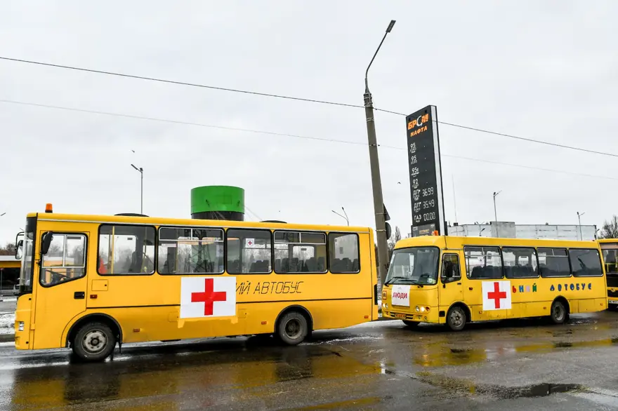 Otobüsler Mariupol'deki sivillerin tahliyesi için hazır bekliyor 2
