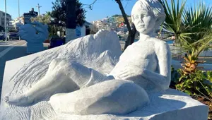 Kuşadası’nda heykellere saldırı Kuşadası’nda heykellere saldırı