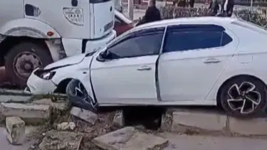 Otomobil refüje çarpıp karşı şeride geçti: 2 yaralı
