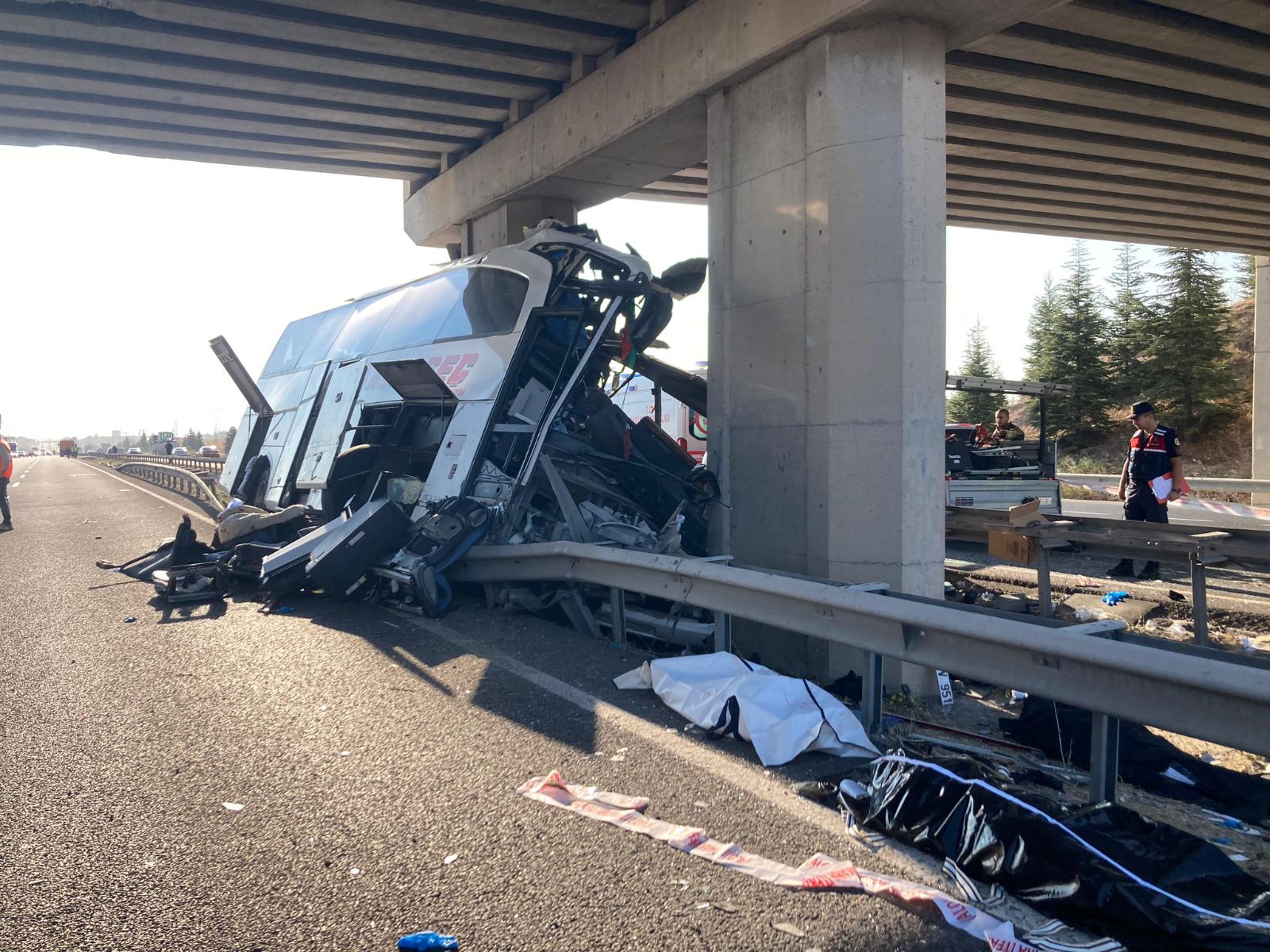 Ankara'da otobüs üst geçidin ayağına çarptı: 9 can kaybı