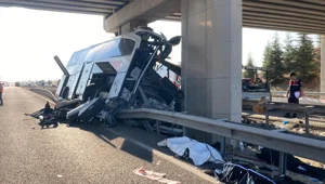 Ankara'da otobüs üst geçidin ayağına çarptı: 9 can kaybı Ankara'da otobüs üst geçidin ayağına çarptı: 9 can kaybı