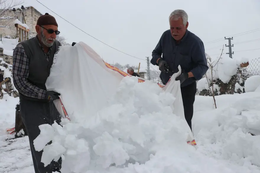 Kışın karla dolduruyorlar: Yazın serinlemek için kullanılıyor 4