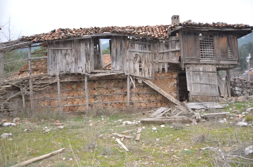 Koruma altındaki tarihi düğmeli evler tek tek yok oluyor 11