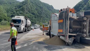 Yem yüklü TIR devrildi: Sakarya-Bilecik Karayolu trafiğe kapandı