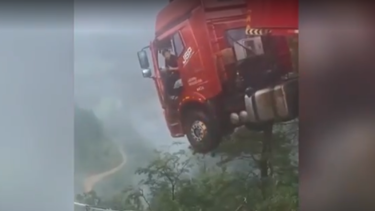 Kamyon sürücüsü, çöken köprüde asılı kaldı!