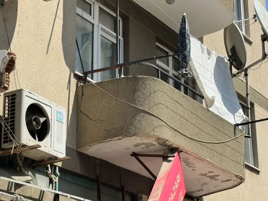 İstanbul'da 5 katlı binada balkon çöktü 3 İstanbul'da 5 katlı binada balkon çöktü 3