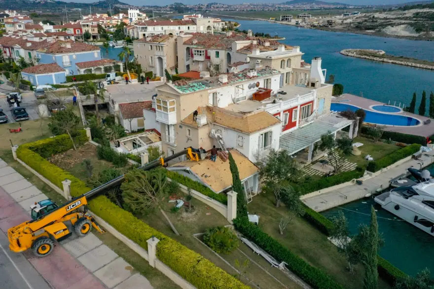 İzmir Çeşme'de hortumun geride bıraktığı hasar için çalışmalar sürüyor 26