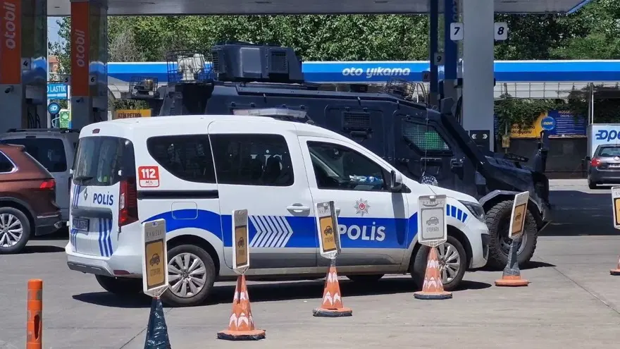 Benzin istasyonunda tekme tokat kavga: Polisbiber gazıyla ayırdı 4