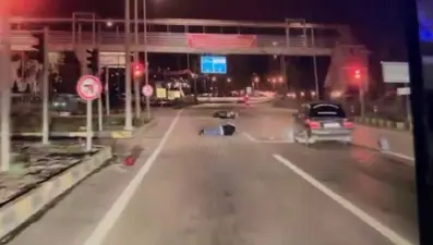 Otomobil, kırmızı ışıkta duran motosiklete çarptı