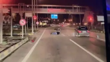 Otomobil, kırmızı ışıkta duran motosiklete çarptı