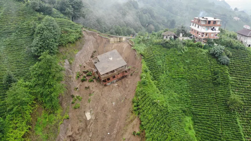 Rize'de 3 katlı bina heyelanda sürüklendi 5 Rize'de 3 katlı bina heyelanda sürüklendi 5