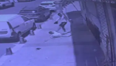 Zihinsel engelli çocuğa sokak ortasında dayak