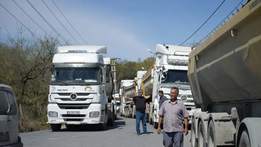 Mahalleliden araçlarıyla hafriyat kamyonlarına tepki 1