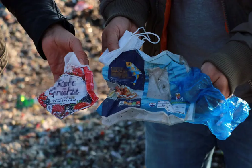 Avrupa'dan ithal edilen çöp, Adana'da yol kenarlarına dökülüyor 11