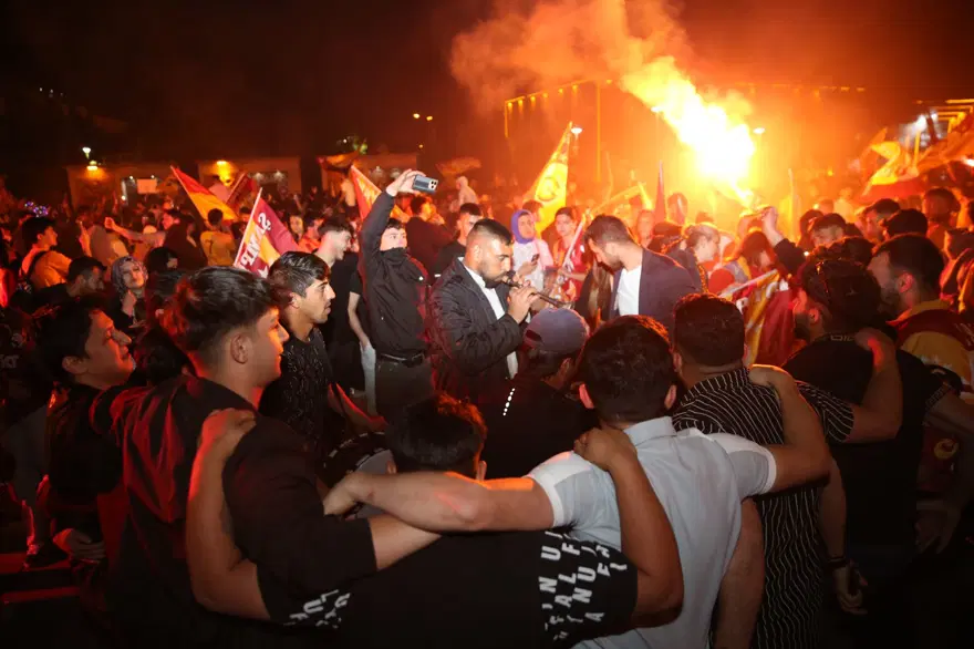 Galatasaray taraftarı sokağa döküldü 14 Galatasaray taraftarı sokağa döküldü 14