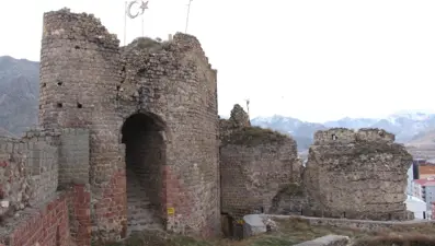 Oltu Kalesi'nde dev yarıklar oluştu