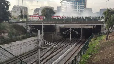 Zeytinburnu'nda yangın nedeniyle Marmaray seferlerinde aksama
