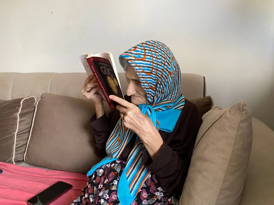Bir gözü görmeyen 70 yaşındaki Sema Teyze ayda 20 kitap okuyor 
