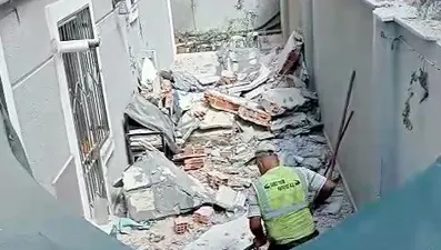 Yıkım kontrolden çıktı, beton parçaları yan binaya zarar verdi