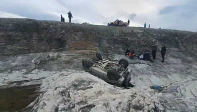 Fren yerine gaza bastı, kayalıklardan uçtu