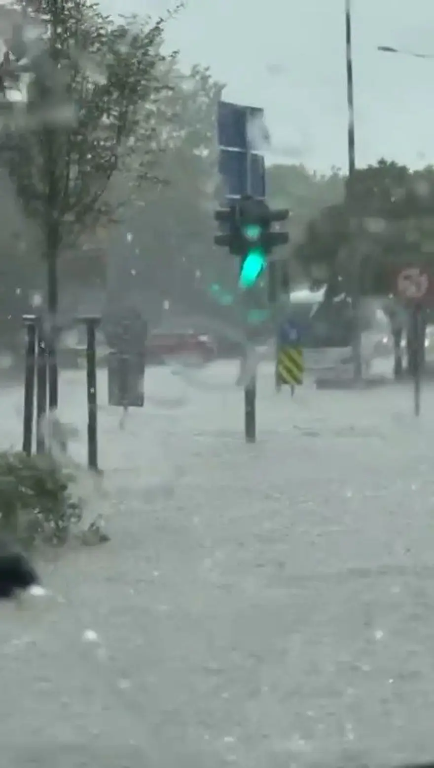 İstanbul'un Anadolu Yakası'nı sağanak vurdu: Yollar göle döndü, İETT otobüsünü su bastı 1
