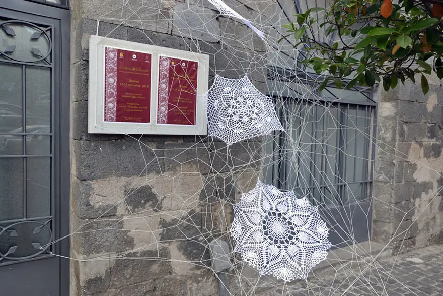Sokaklara dantel örtü 15