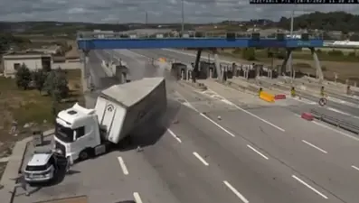 Çekmeköy'de jandarma aracına çarpan TIR'ın şoförü gözaltında