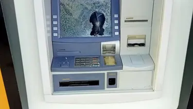 3’üncü kez ATM’leri çekiçle paramparça etti