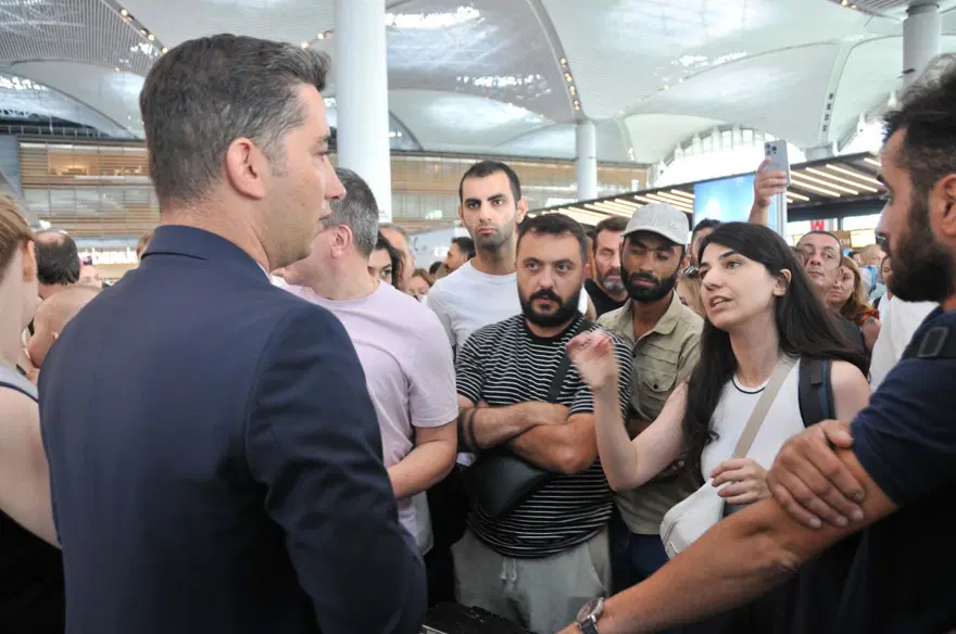 İstanbul Havalimanı’nda iki gündür uçak bekliyorlar: “Saatlerdirburada bekliyoruz” 2 İstanbul Havalimanı’nda iki gündür uçak bekliyorlar: “Saatlerdirburada bekliyoruz” 2