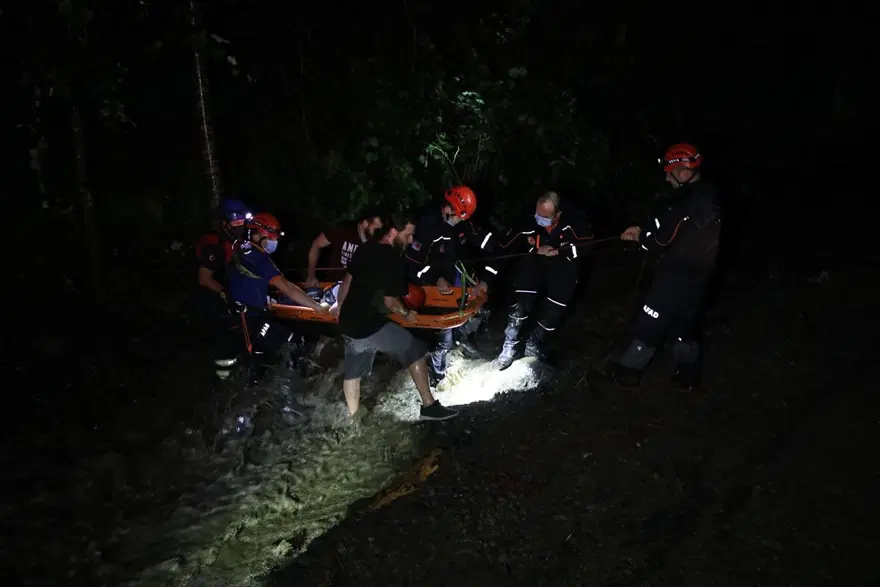 Rize'de evlerinde mahsur kalan aile kurtarıldı 5 Rize'de evlerinde mahsur kalan aile kurtarıldı 5