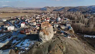 Köyün üstündeki devasa kayanın efsaneleri dilden dile dolaşıyor