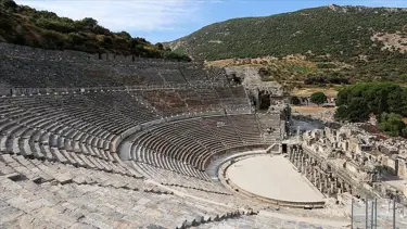 Antik dünyanın gözdesi Efes Tiyatrosu kapılarını aralıyor