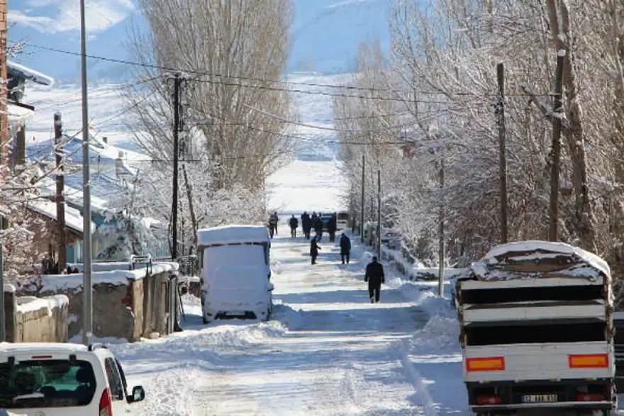 Karlıova'da kar yağışına rağmen 'kuraklık' korkusu 9