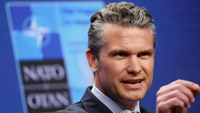 ABD Savaş Bakanı Hegseth’in uçağı İngiltere’de acil iniş yaptı