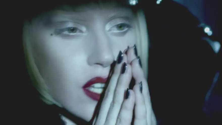 Gaga'dan homoerotik bir askeri fantezi 21