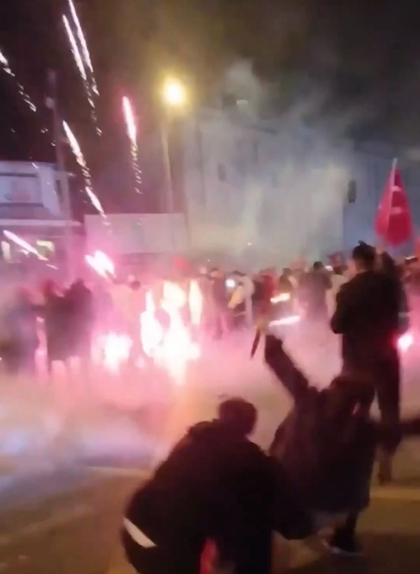 Seçim kutlaması sırasında havai fişek kazası kamerada