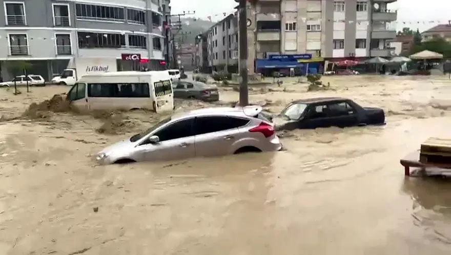 Karadeniz'i sel vurdu: Dereler taştı, yollar göle döndü, evleri su bastı 33 Karadeniz'i sel vurdu: Dereler taştı, yollar göle döndü, evleri su bastı 33
