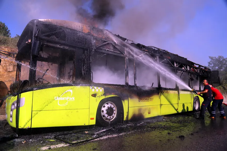 Belediye otobüsü alev alev yandı 11