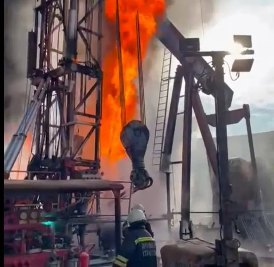 Petrol kuyusunda korkutan yangın 1 Petrol kuyusunda korkutan yangın 1