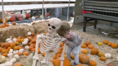 Karantina arkadaşı olarak insan iskeletini seçti