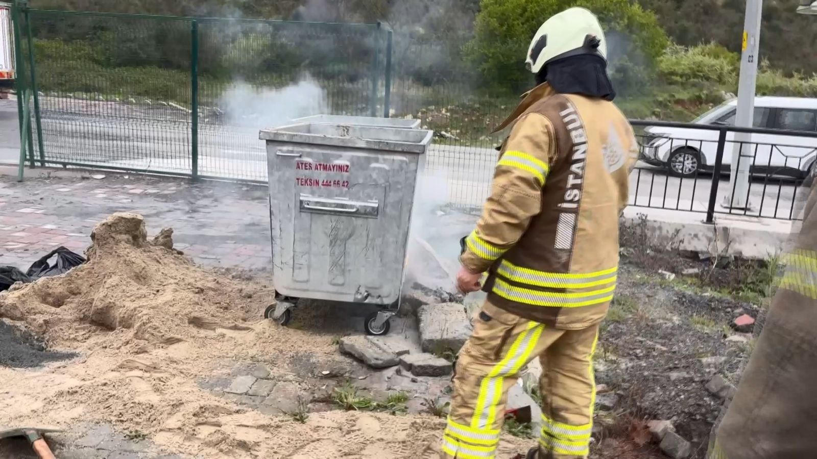 Çöp konteynerinden dumanlar çıktı: Başakşehir'de kimyasal madde panik yarattı