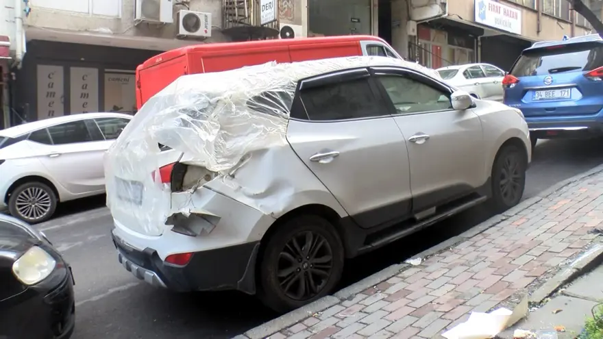 İstanbul’da 4’üncü kattan otomobilin içine düşen işçi ağıryaralandı 5