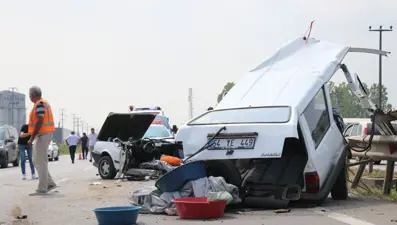 E-5'teki kazada otomobil ikiye bölündü