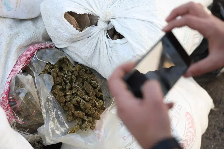 Suriye'de çöken rejimden kalanlar: Uyuşturucu maddeler ateşe verildi 1