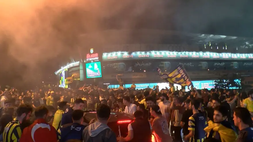 Fenerbahçeli taraftarlar, Kadıköy'de kupa zaferini kutladı 6